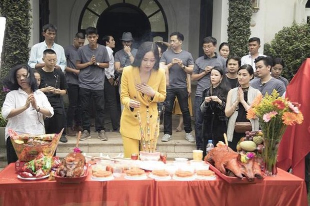 Cúng Tổ nghề sân khấu vài năm trước: Nhiều ngôi sao ăn mặc phản cảm, có cô biện minh nghe mà chán! - Ảnh 9.