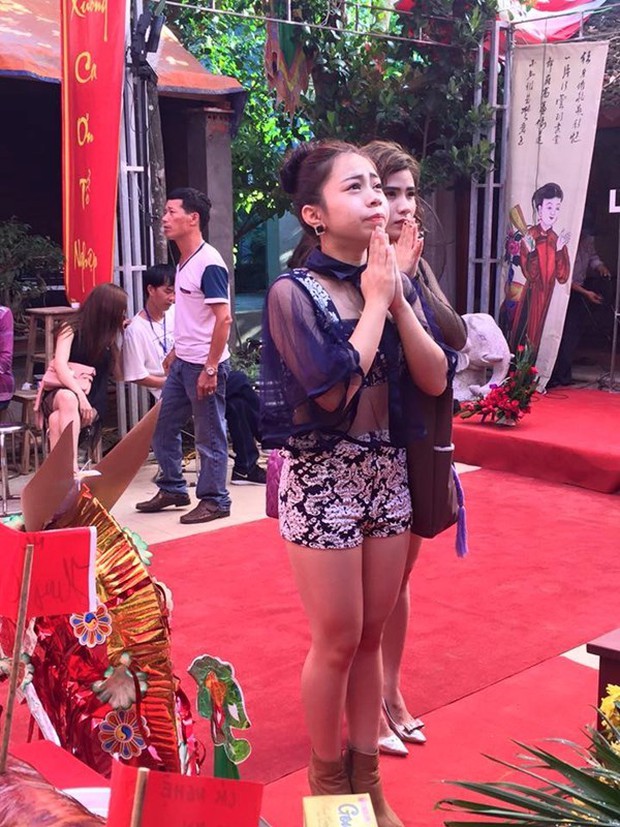 Cúng Tổ nghề sân khấu vài năm trước: Nhiều ngôi sao ăn mặc phản cảm, có cô biện minh nghe mà chán! - Ảnh 15.