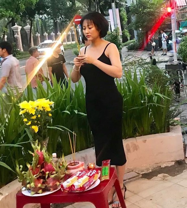 Cúng Tổ nghề sân khấu vài năm trước: Nhiều ngôi sao ăn mặc phản cảm, có cô biện minh nghe mà chán! - Ảnh 6.