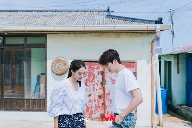 Rating Hometown Cha-Cha-Cha lần đầu sụt giảm, Kim Seon Ho - Shin Min Ah gặp đối thủ xứng tầm rồi! - Ảnh 1.