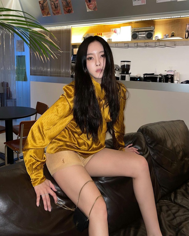Tìm ra đôi chân đạt đến level hoàn hảo hiếm có tại Kpop, vượt mặt cả thánh body Lisa hay mỹ nhân đẹp nhất thế giới Nana? - Ảnh 12. Tìm ra đôi chân đạt đến level hoàn hảo hiếm có tại Kpop, vượt mặt cả thánh body Lisa hay mỹ nhân đẹp nhất thế giới Nana? - Ảnh 12.