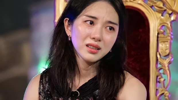 Từng tự tử 4 lần, nữ idol nổi tiếng giờ mới hé lộ quá khứ kinh hoàng: 14 tuổi bị đánh đập cưỡng hiếp, kẻ ác có thái độ gây phẫn nộ - Ảnh 2. Từng tự tử 4 lần, nữ idol nổi tiếng giờ mới hé lộ quá khứ kinh hoàng: 14 tuổi bị đánh đập cưỡng hiếp, kẻ ác có thái độ gây phẫn nộ - Ảnh 2.