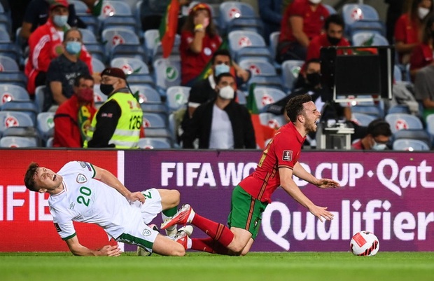 Sốc: Sau khi bị Ronaldo tát, cầu thủ CH Ireland bẻ ngược cổ chân đầy rùng rợn vì phạm lỗi thô bạo với đối thủ - Ảnh 1.