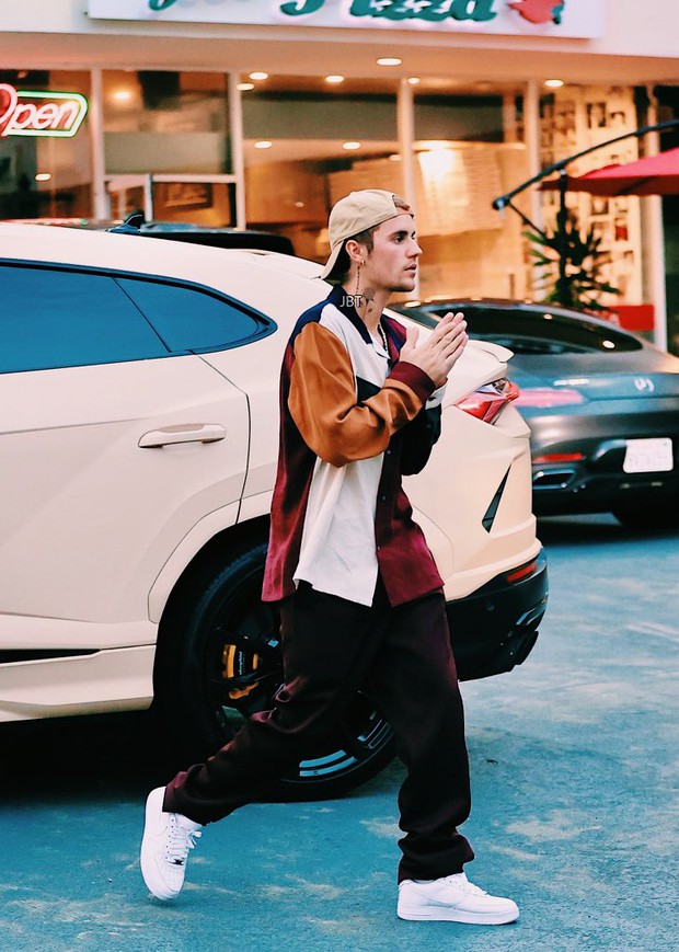 2 đôi hot nhất showbiz đi hẹn hò: Hailey ngầu đét biến ông xã Justin Bieber thành vệ sĩ, Ariana sang chảnh đối lập chồng đại gia như vừa ngủ dậy - Ảnh 4.