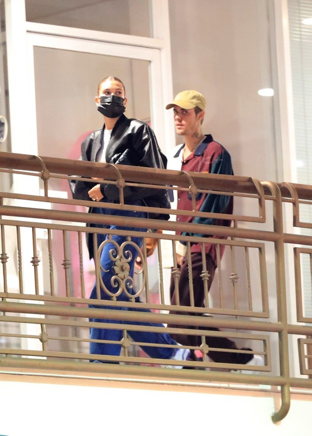 2 đôi hot nhất showbiz đi hẹn hò: Hailey ngầu đét biến ông xã Justin Bieber thành vệ sĩ, Ariana sang chảnh đối lập chồng đại gia như vừa ngủ dậy - Ảnh 6.