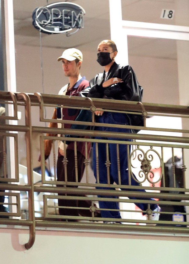 2 đôi hot nhất showbiz đi hẹn hò: Hailey ngầu đét biến ông xã Justin Bieber thành vệ sĩ, Ariana sang chảnh đối lập chồng đại gia như vừa ngủ dậy - Ảnh 5.