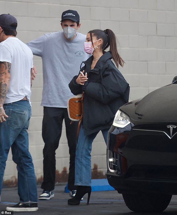 2 đôi hot nhất showbiz đi hẹn hò: Hailey ngầu đét biến ông xã Justin Bieber thành vệ sĩ, Ariana sang chảnh đối lập chồng đại gia như vừa ngủ dậy - Ảnh 7.