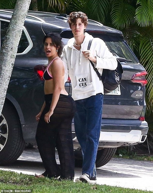 Camila Cabello vòng 3 tăng size hết hồn, đứng cạnh Shawn Mendes mà dân tình phải bất lực: Anh xài hao quá! - Ảnh 2.