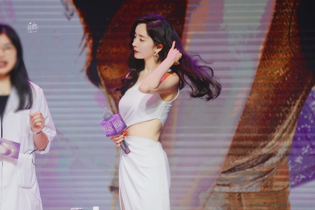 Dương Mịch bung xoã hết nấc hậu chia tay tình trẻ: Ngày càng sexy táo bạo, vung tiền mua sắm khiến Cnet hết hồn - Ảnh 7. Dương Mịch bung xoã hết nấc hậu chia tay tình trẻ: Ngày càng sexy táo bạo, vung tiền mua sắm khiến Cnet hết hồn - Ảnh 7.