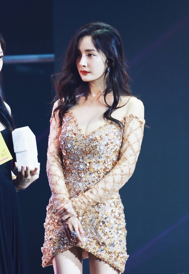 Dương Mịch bung xoã hết nấc hậu chia tay tình trẻ: Ngày càng sexy táo bạo, vung tiền mua sắm khiến Cnet hết hồn - Ảnh 3. Dương Mịch bung xoã hết nấc hậu chia tay tình trẻ: Ngày càng sexy táo bạo, vung tiền mua sắm khiến Cnet hết hồn - Ảnh 3.