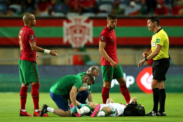 Sốc: Sau khi bị Ronaldo tát, cầu thủ CH Ireland bẻ ngược cổ chân đầy rùng rợn vì phạm lỗi thô bạo với đối thủ - Ảnh 4.