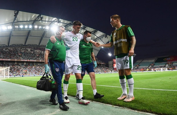 Sốc: Sau khi bị Ronaldo tát, cầu thủ CH Ireland bẻ ngược cổ chân đầy rùng rợn vì phạm lỗi thô bạo với đối thủ - Ảnh 5.