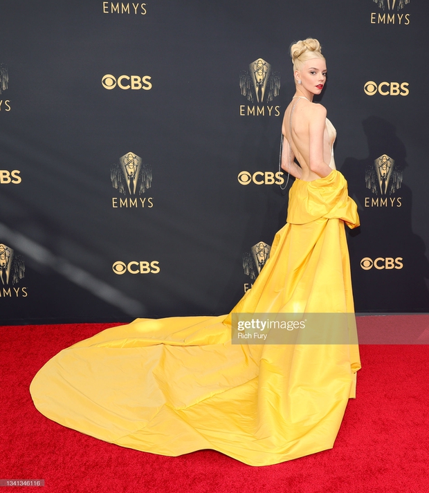 Nữ thần MET Gala đại náo Emmy 2021: Tuột dốc vì gầy rộc đi rõ ràng nhưng visual siêu thực cân sạch! - Ảnh 3.