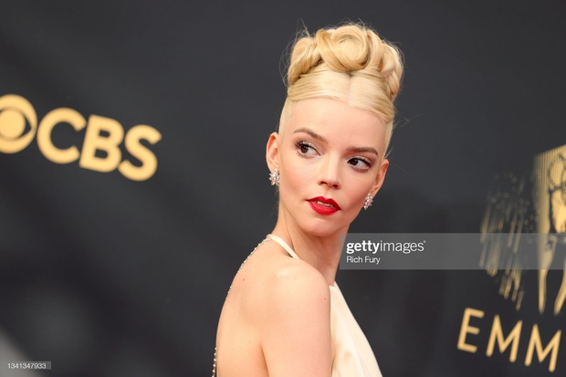 Nữ thần MET Gala đại náo Emmy 2021: Tuột dốc vì gầy rộc đi rõ ràng nhưng visual siêu thực cân sạch! - Ảnh 4.