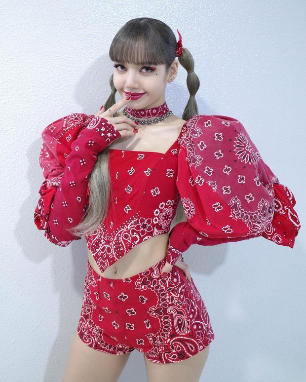 Lisa (BLACKPINK) hóa bánh bèo mà còn hot hơn ảnh hậu trường chặt chém sexy, nhìn nhan sắc như búp bê sống này là đủ hiểu - Ảnh 6.