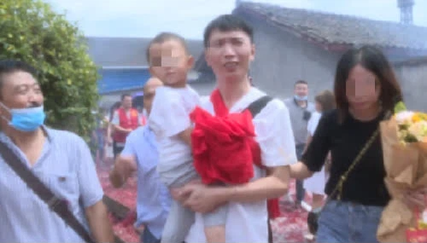 Bị bắt cóc năm 6 tuổi, bé trai bí mật giấu mảnh giấy nhỏ dưới gối, hành trình tìm bố mẹ suốt 32 năm khiến bao người bật khóc - Ảnh 3.