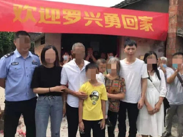 Bị bắt cóc năm 6 tuổi, bé trai bí mật giấu mảnh giấy nhỏ dưới gối, hành trình tìm bố mẹ suốt 32 năm khiến bao người bật khóc - Ảnh 4.