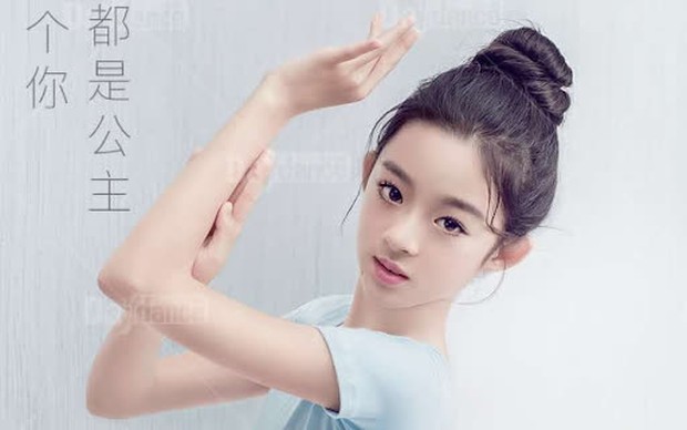 Sốc xỉu vì nhan sắc Triệu Lệ Dĩnh bản nhí sau 5 năm debut: Càng lớn càng giống đàn chị, lăm le soán ngôi Nhiệt Ba trong tương lai? - Ảnh 11. Sốc xỉu vì nhan sắc Triệu Lệ Dĩnh bản nhí sau 5 năm debut: Càng lớn càng giống đàn chị, lăm le soán ngôi Nhiệt Ba trong tương lai? - Ảnh 11.