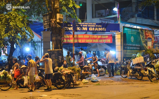 Ảnh: Hà Nội vừa hết giãn cách xã hội, người dân ra đường từ tờ mờ sáng, chợ dân sinh tấp nập người mua kẻ bán - Ảnh 1.