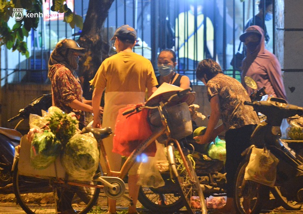 Ảnh: Hà Nội vừa hết giãn cách xã hội, người dân ra đường từ tờ mờ sáng, chợ dân sinh tấp nập người mua kẻ bán - Ảnh 2.