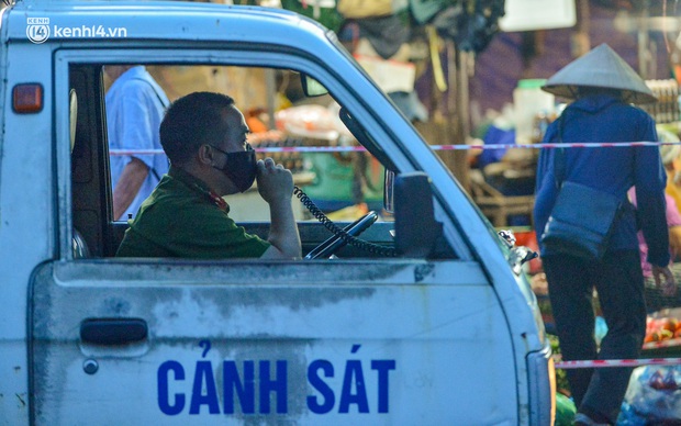 Ảnh: Hà Nội vừa hết giãn cách xã hội, người dân ra đường từ tờ mờ sáng, chợ dân sinh tấp nập người mua kẻ bán - Ảnh 8.