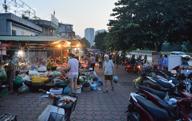 Ảnh: Hà Nội vừa nới lỏng giãn cách xã hội, người dân ra đường từ tờ mờ sáng, chợ dân sinh tấp nập người mua kẻ bán - Ảnh 3.