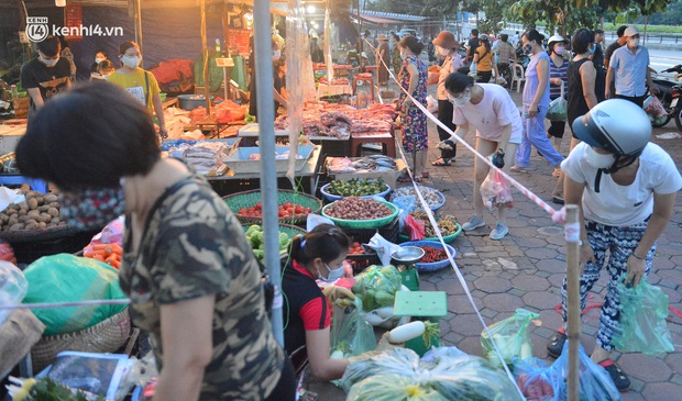 Ảnh: Hà Nội vừa nới lỏng giãn cách xã hội, người dân ra đường từ tờ mờ sáng, chợ dân sinh tấp nập người mua kẻ bán - Ảnh 6.