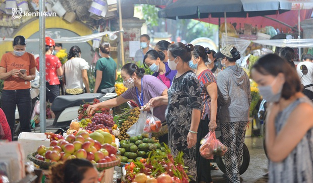 Ảnh: Hà Nội vừa hết giãn cách xã hội, người dân ra đường từ tờ mờ sáng, chợ dân sinh tấp nập người mua kẻ bán - Ảnh 15.