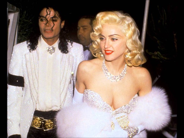 Huyền thoại thảm đỏ Oscar: Madonna đẹp đến độ kiêu sa vô thực, vòng 1 ngồn ngộn ngộp thở lu mờ ông hoàng Michael Jackson - Ảnh 3.