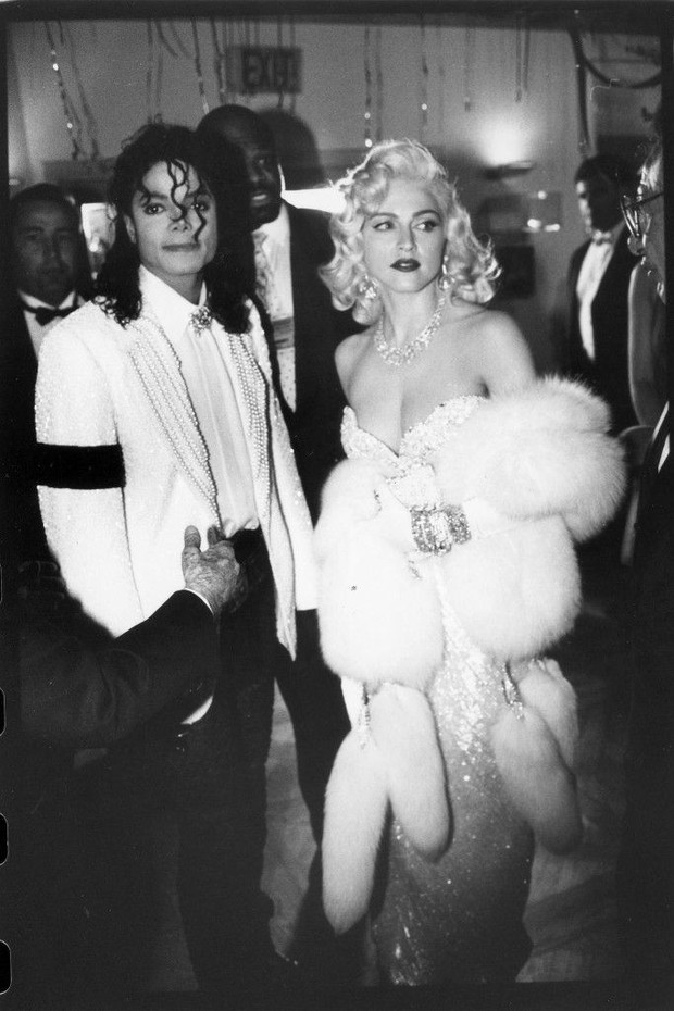 Huyền thoại thảm đỏ Oscar: Madonna đẹp đến độ kiêu sa vô thực, vòng 1 ngồn ngộn ngộp thở lu mờ ông hoàng Michael Jackson - Ảnh 5.