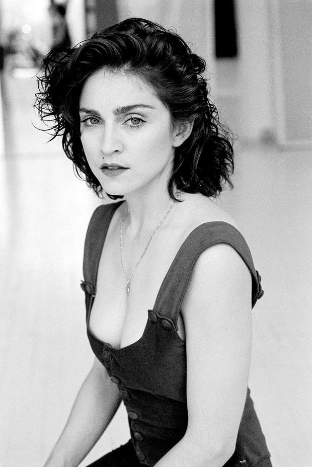 Huyền thoại thảm đỏ Oscar: Madonna đẹp đến độ kiêu sa vô thực, vòng 1 ngồn ngộn ngộp thở lu mờ ông hoàng Michael Jackson - Ảnh 10.