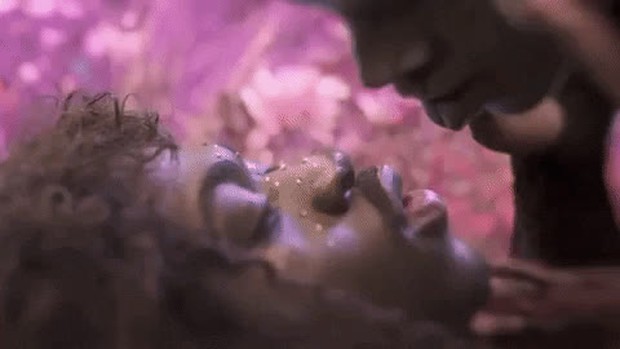 Nghệ sĩ Gen Z dạo này: Đốt nhà người yêu cũ, hôn đồng giới nóng bỏng nhưng sốc nhất là cảnh Adam âu yếm quỷ Satan - Ảnh 12. Nghệ sĩ Gen Z dạo này: Đốt nhà người yêu cũ, hôn đồng giới nóng bỏng nhưng sốc nhất là cảnh Adam âu yếm quỷ Satan - Ảnh 12.