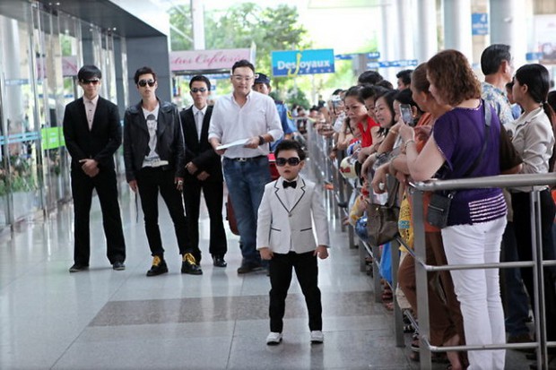 “Tiểu PSY” - cậu bé gốc Việt từng xuất hiện trong siêu hit Gangnam Style giờ ra sao sau khi được đặt nhiều kỳ vọng ngày bé? - Ảnh 3. “Tiểu PSY” - cậu bé gốc Việt từng xuất hiện trong siêu hit Gangnam Style giờ ra sao sau khi được đặt nhiều kỳ vọng ngày bé? - Ảnh 3.