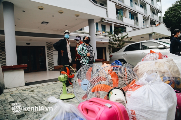 Gần 1.000 người đi tránh dịch tại khách sạn ở TP.HCM được xe đưa về tận nhà - Ảnh 1. Gần 1.000 người đi tránh dịch tại khách sạn ở TP.HCM được xe đưa về tận nhà - Ảnh 1.