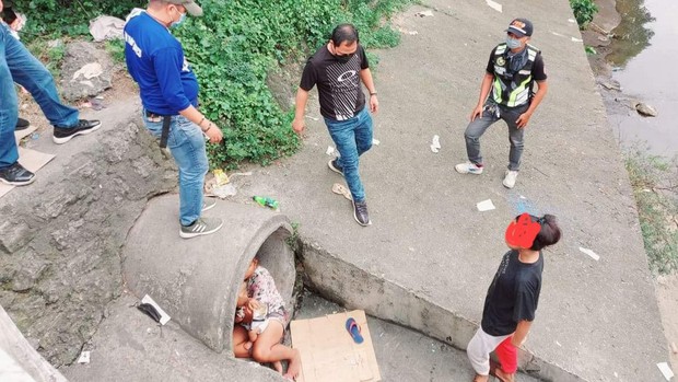 Đi ngang qua miệng cống thấy gì đó giống búp bê, người đàn ông tới gần thì hoảng hồn trước cảnh tượng khó tin liền báo cảnh sát - Ảnh 2. Đi ngang qua miệng cống thấy gì đó giống búp bê, người đàn ông tới gần thì hoảng hồn trước cảnh tượng khó tin liền báo cảnh sát - Ảnh 2.
