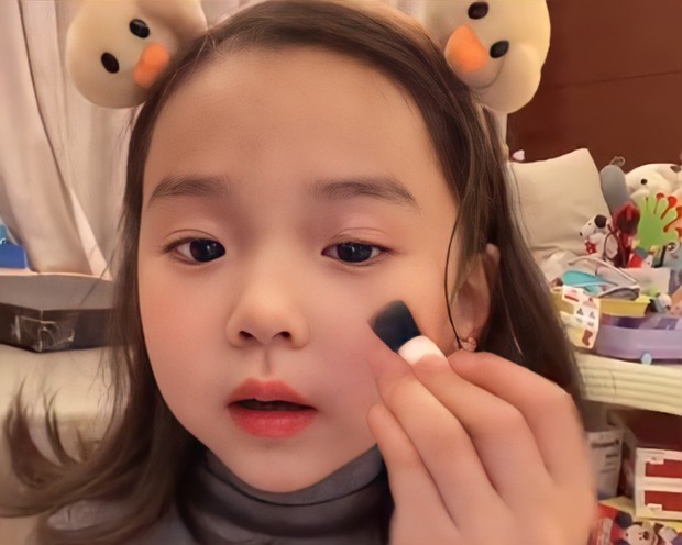 Bé gái 5 tuổi đã chốt đơn ầm ầm với gương mặt học sinh, phong thái phụ huynh: Sự thật phũ phàng phía sau các beauty blogger bị chín ép - Ảnh 2. Bé gái 5 tuổi đã chốt đơn ầm ầm với gương mặt học sinh, phong thái phụ huynh: Sự thật phũ phàng phía sau các beauty blogger bị chín ép - Ảnh 2.