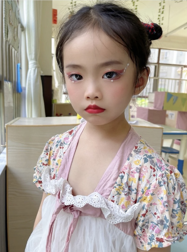 Bé gái 5 tuổi đã chốt đơn ầm ầm với gương mặt học sinh, phong thái phụ huynh: Sự thật phũ phàng phía sau các beauty blogger bị chín ép - Ảnh 3. Bé gái 5 tuổi đã chốt đơn ầm ầm với gương mặt học sinh, phong thái phụ huynh: Sự thật phũ phàng phía sau các beauty blogger bị chín ép - Ảnh 3.
