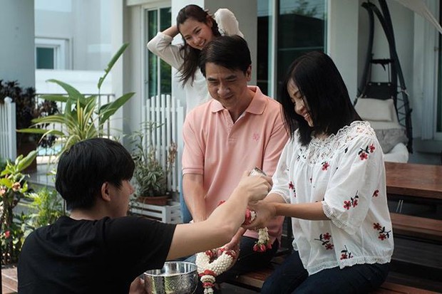 Mẹ “ngọc nữ đẹp nhất Thái Lan” sở hữu dung mạo như diễn viên, nhìn sang bố cô dân tình phải thốt lên gia đình cực phẩm - Ảnh 8. Mẹ “ngọc nữ đẹp nhất Thái Lan” sở hữu dung mạo như diễn viên, nhìn sang bố cô dân tình phải thốt lên gia đình cực phẩm - Ảnh 8.