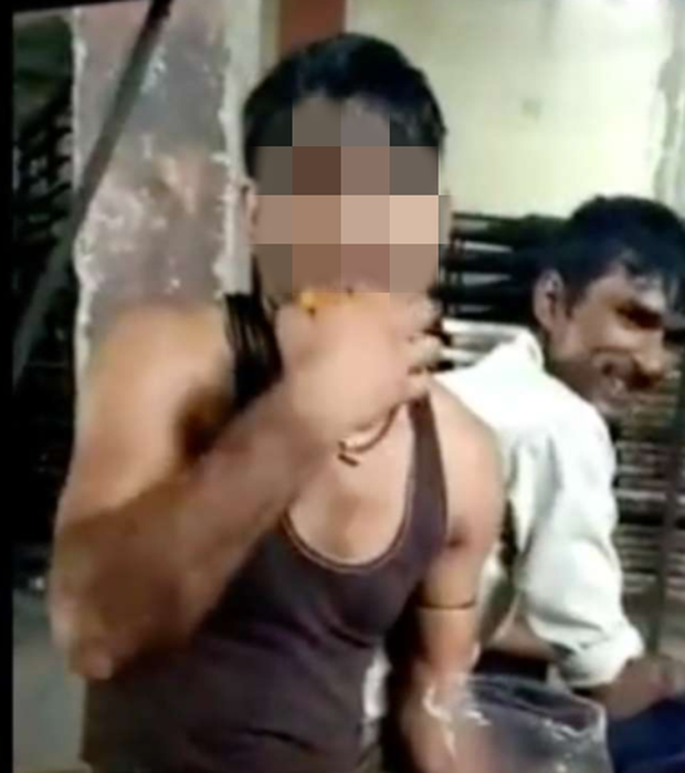 Video công nhân lò bánh dùng chân dẫm, liếm láp bánh mỳ rồi đóng gói bán ra thị trường gây phẫn nộ tại Ấn Độ - Ảnh 2. Video công nhân lò bánh dùng chân dẫm, liếm láp bánh mỳ rồi đóng gói bán ra thị trường gây phẫn nộ tại Ấn Độ - Ảnh 2.