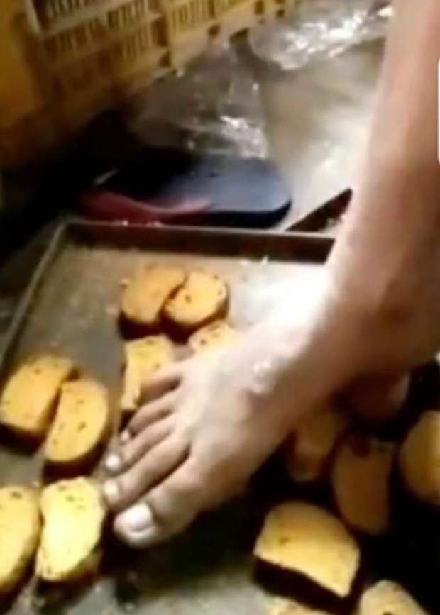 Video công nhân lò bánh dùng chân dẫm, liếm láp bánh mỳ rồi đóng gói bán ra thị trường gây phẫn nộ tại Ấn Độ - Ảnh 3. Video công nhân lò bánh dùng chân dẫm, liếm láp bánh mỳ rồi đóng gói bán ra thị trường gây phẫn nộ tại Ấn Độ - Ảnh 3.