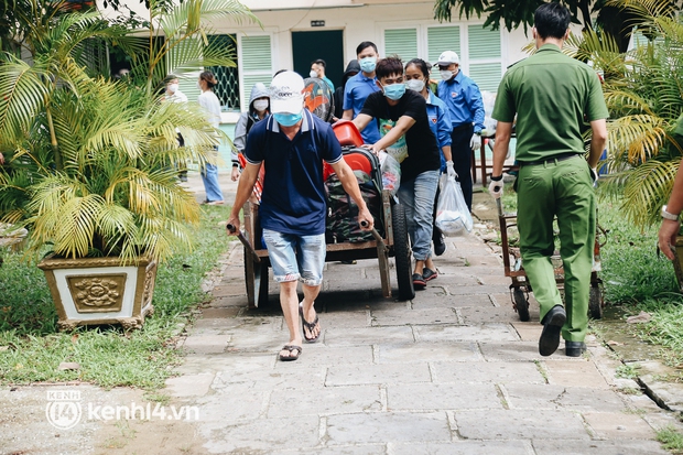 Gần 1.000 người đi tránh dịch tại khách sạn ở TP.HCM được xe đưa về tận nhà - Ảnh 2. Gần 1.000 người đi tránh dịch tại khách sạn ở TP.HCM được xe đưa về tận nhà - Ảnh 2.