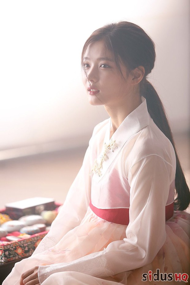 Kim Yoo Jung xứng danh nữ thần Hanbok của Kbiz: Từ thiên thần nhí hoá mỹ nữ, sao lúc nào cũng thoát tục như tiên tử thế này? - Ảnh 10.