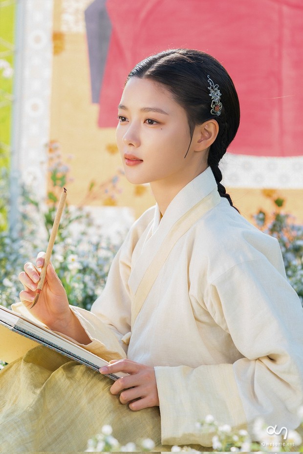 Kim Yoo Jung xứng danh nữ thần Hanbok của Kbiz: Từ thiên thần nhí hoá mỹ nữ, sao lúc nào cũng thoát tục như tiên tử thế này? - Ảnh 14.