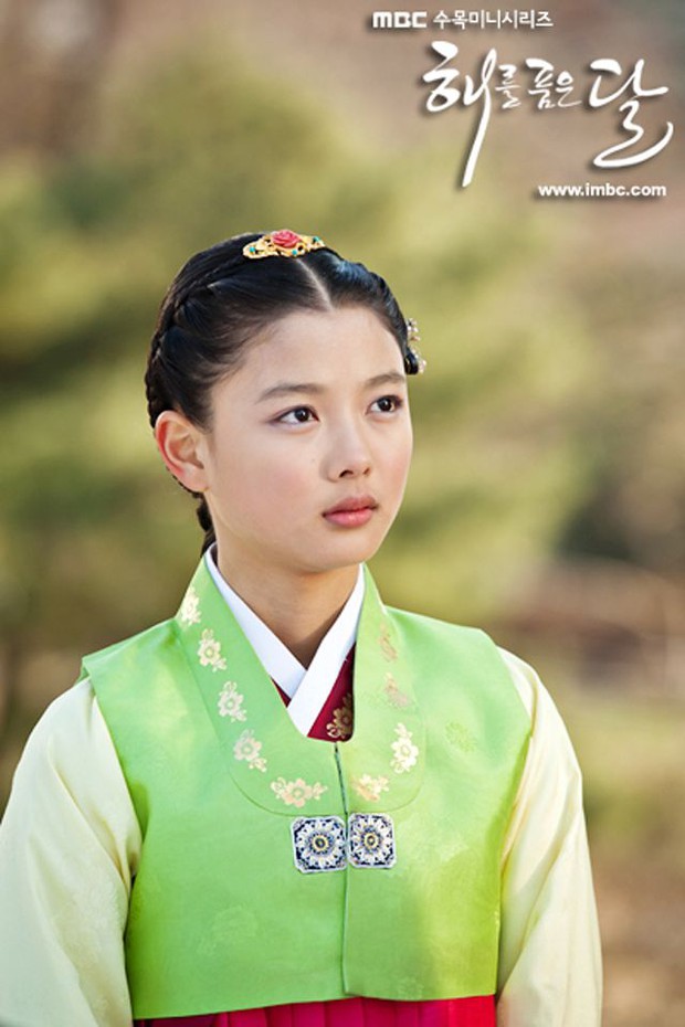 Kim Yoo Jung xứng danh nữ thần Hanbok của Kbiz: Từ thiên thần nhí hoá mỹ nữ, sao lúc nào cũng thoát tục như tiên tử thế này? - Ảnh 4.