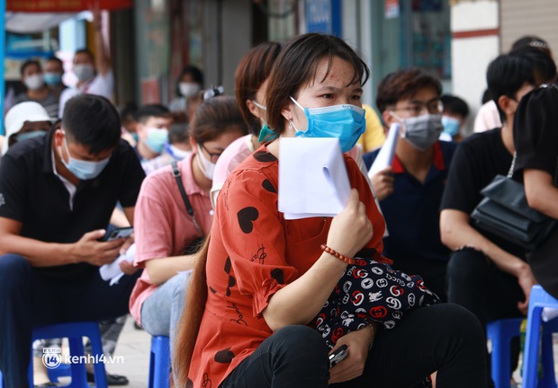 Hà Nội: Hàng trăm người mắc bệnh nền xếp hàng tiêm vắc-xin Covid-19 - Ảnh 4. Hà Nội: Hàng trăm người mắc bệnh nền xếp hàng tiêm vắc-xin Covid-19 - Ảnh 4.