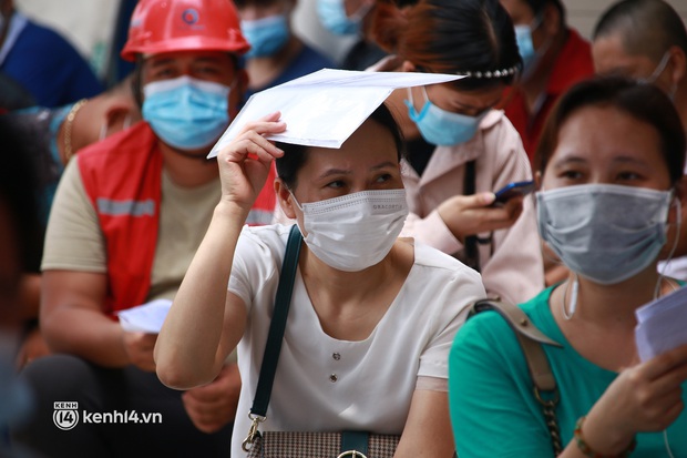 Hà Nội: Hàng trăm người mắc bệnh nền xếp hàng tiêm vắc-xin Covid-19 - Ảnh 9. Hà Nội: Hàng trăm người mắc bệnh nền xếp hàng tiêm vắc-xin Covid-19 - Ảnh 9.