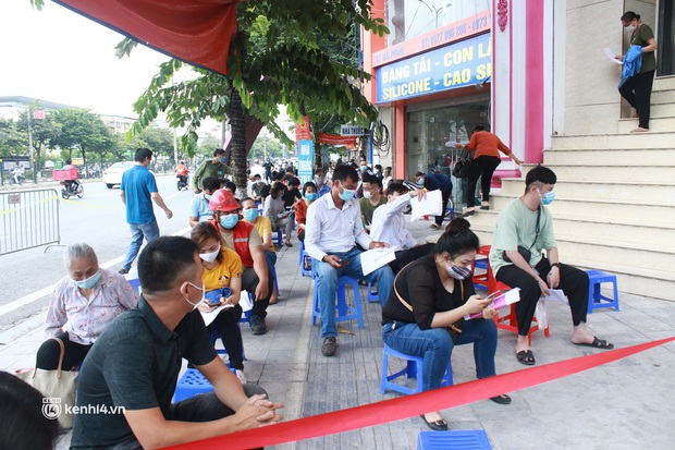 Hà Nội: Hàng trăm người mắc bệnh nền xếp hàng tiêm vắc-xin Covid-19 - Ảnh 2. Hà Nội: Hàng trăm người mắc bệnh nền xếp hàng tiêm vắc-xin Covid-19 - Ảnh 2.