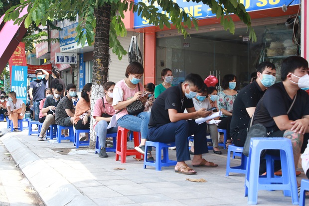 Hà Nội: Hàng trăm người mắc bệnh nền xếp hàng tiêm vắc-xin Covid-19 - Ảnh 1. Hà Nội: Hàng trăm người mắc bệnh nền xếp hàng tiêm vắc-xin Covid-19 - Ảnh 1.