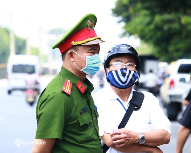 Hà Nội: Hàng trăm người mắc bệnh nền xếp hàng tiêm vắc-xin Covid-19 - Ảnh 11. Hà Nội: Hàng trăm người mắc bệnh nền xếp hàng tiêm vắc-xin Covid-19 - Ảnh 11.