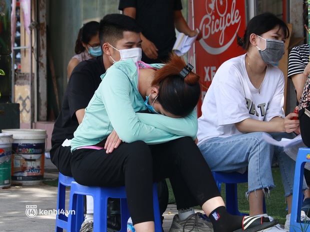 Hà Nội: Hàng trăm người mắc bệnh nền xếp hàng tiêm vắc-xin Covid-19 - Ảnh 10. Hà Nội: Hàng trăm người mắc bệnh nền xếp hàng tiêm vắc-xin Covid-19 - Ảnh 10.